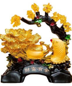 Tượng Cá Chép Phong Thuỷ Bên Bông Cải Và Cây Kim Tiền Đá