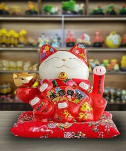 Mèo Thần Tài Vẫy Tay Phát Tài Phát Lộc Tay Cầm Đĩnh Vàng Cao 18Cm Gốm Sứ Cao Cấp -Màu Đỏ