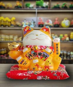 Mèo Thần Tài Vẫy Tay Phát Tài Phát Lộc Tay Cầm Đĩnh Vàng Cao 18Cm Gốm Sứ Cao Cấp -Màu Vàng