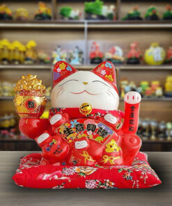 Mèo Thần Tài Vẫy Tay Phát Tài Phát Lộc Tay Cầm Hũ Vàng Cao 18Cm Gốm Sứ Cao Cấp - Màu Đỏ