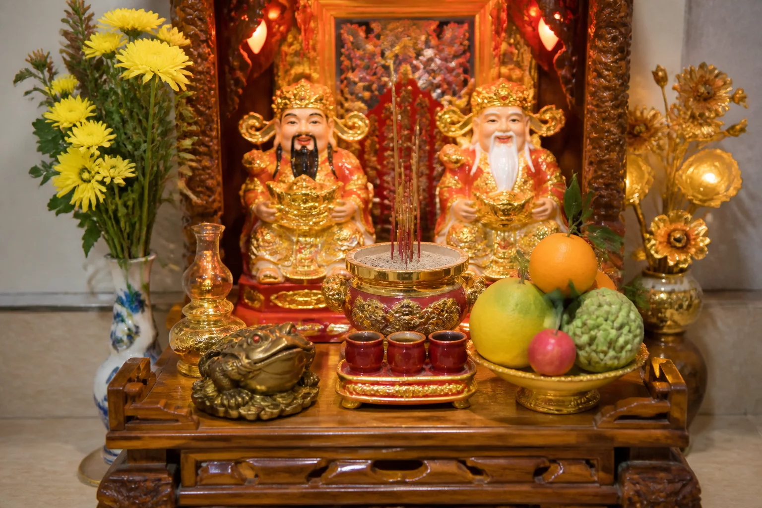 Cóc ngậm tiền trên bàn thờ Thần Tài