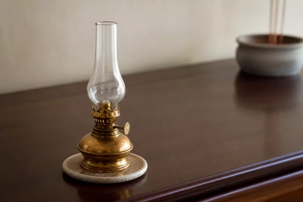 Đèn dầu thờ đã tắt đặt trên đế chịu nhiệt với khoảng trống xung quanh