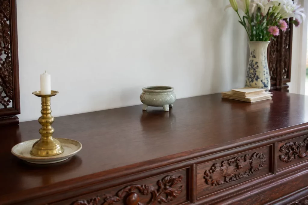 Chân nến đã tắt đặt xa hoa giấy và vật dễ cháy