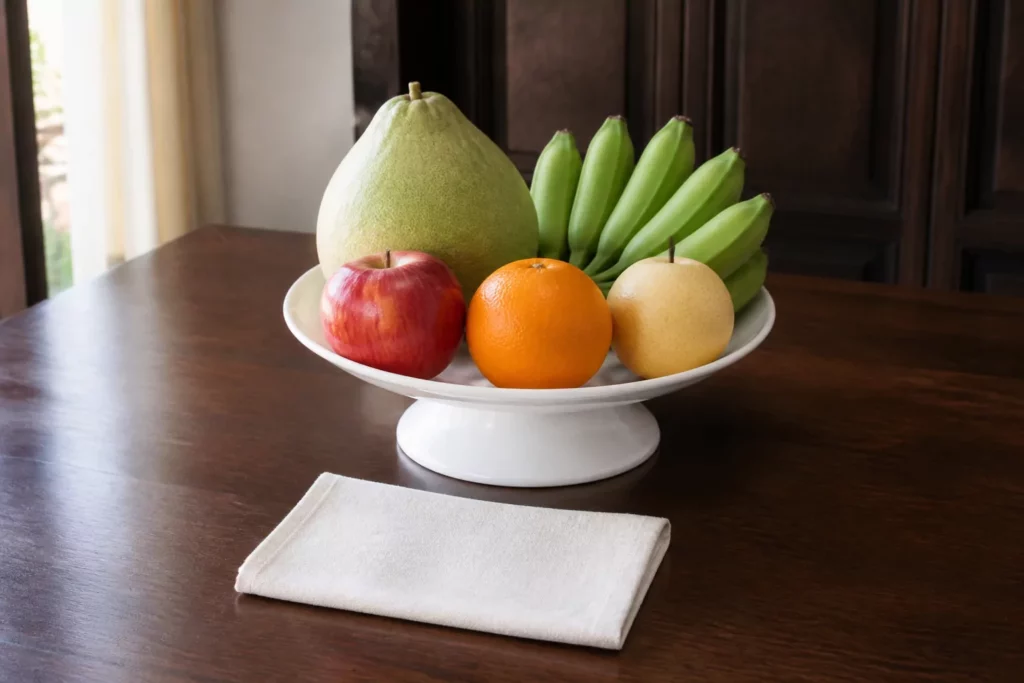 Mâm bồng bày trái cây cân đối với khoảng trống hai bên
