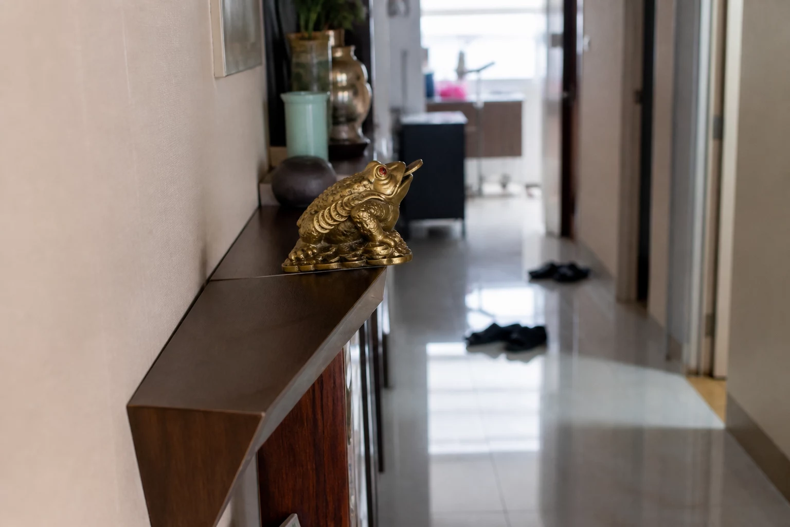 Tượng Thiềm Thừ nằm sát mép kệ hẹp cạnh lối đi